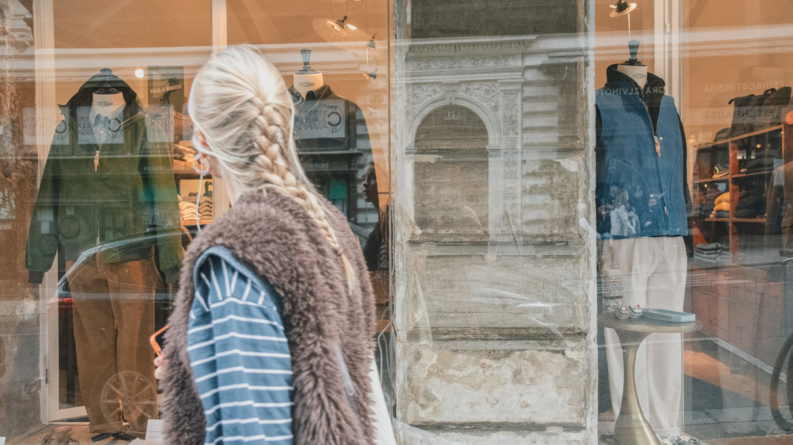 store front snapshot w/ mannequin left & right: Manifattura Ceccarelli (green jacket + blue sleeveless jacket)